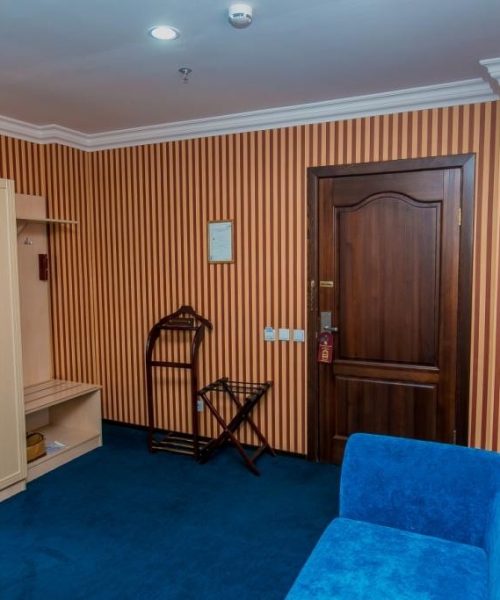 Прихожая в семейном номере гостиницы King Hotel Astana