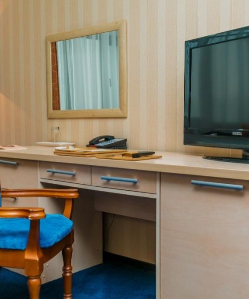 Рабочее место и телевизор в семейном номере гостиницы King Hotel Astana